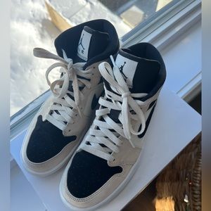 Jordan 1 mid Barely Orange